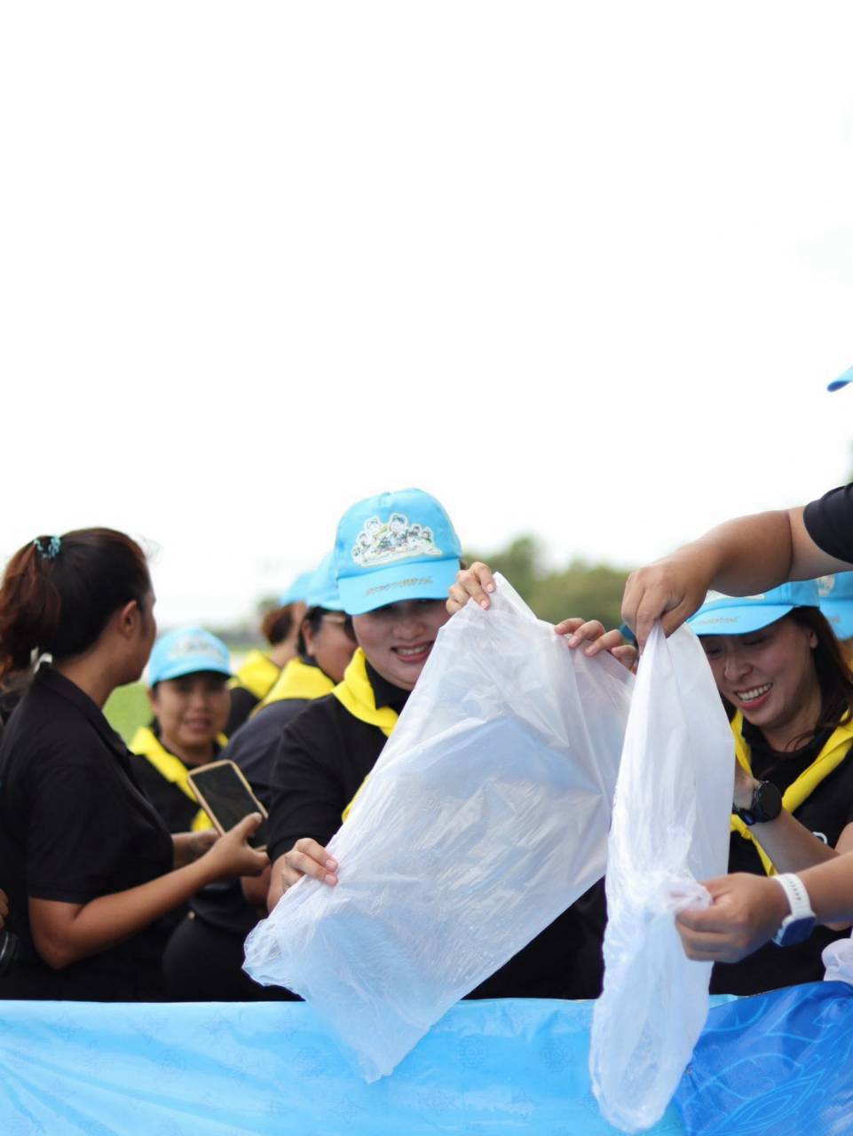 title - นางสาวอมรรัตน์ แขวงโสภา ปฏิรูปที่ดินจังหวัดพระนครศรีอยุธยา พร้อมด้วยเจ้าหน้าที่กลุ่มการเงินบัญชีและจัดเก็บผลประโยชน์และเจ้าหน้าที่สำนักงานการปฏิรูปที่ดินจังหวัดพระนครศรีอยุธยา เข้าร่วมปกตในพิธีเปิดโครงการจิตอาสาพัฒนาด้านการเกษตร กระทรวงเกษตรและสหกรณ์ เนื่องในวันคล้ายวันพระราชสมภพ สมเด็จพระนางเจ้าสิริกิติ์ พระบรมราชินีนาถ พระบรมราชชนนีพันปีหลวง และวันแม่แห่งชาติ ๑๒ สิงหาคม ๒๕๖๙
